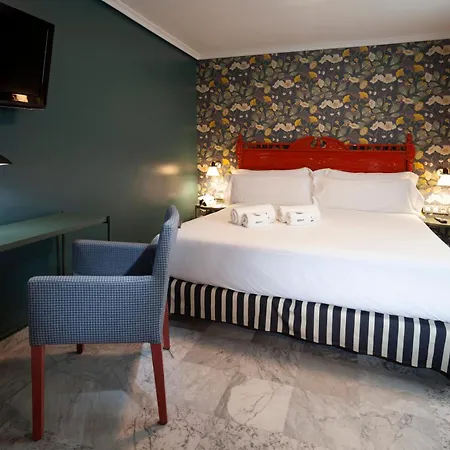 Petit Palace Puerta De Triana Otel 3*