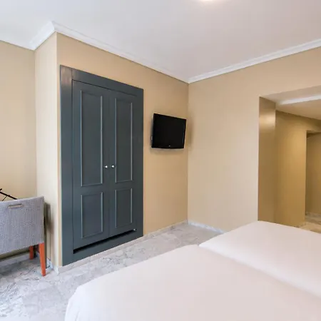 Petit Palace Puerta De Triana Hotel 3*